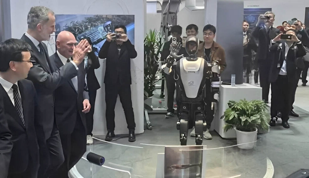 华为在MWC25展示了世界上第一个5G-A动力的人形机器人机器人